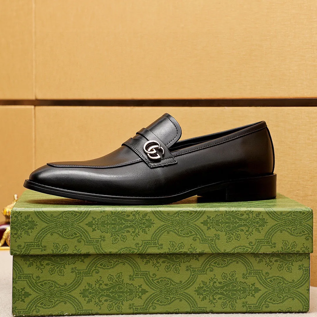 Men's shoes 💰400 💐 Product trademark: GUCCI "Gucci" casual leather shoes Regular size: 39-44 (38.45.46🉑️Customized) Product materials: Selected imported first-layer calfskin upper + luxury hardware buckle, imported 🐑 sheepskin lining. Strong three-dimensional visual effect, combined outsole Color: 2⃣️colors available